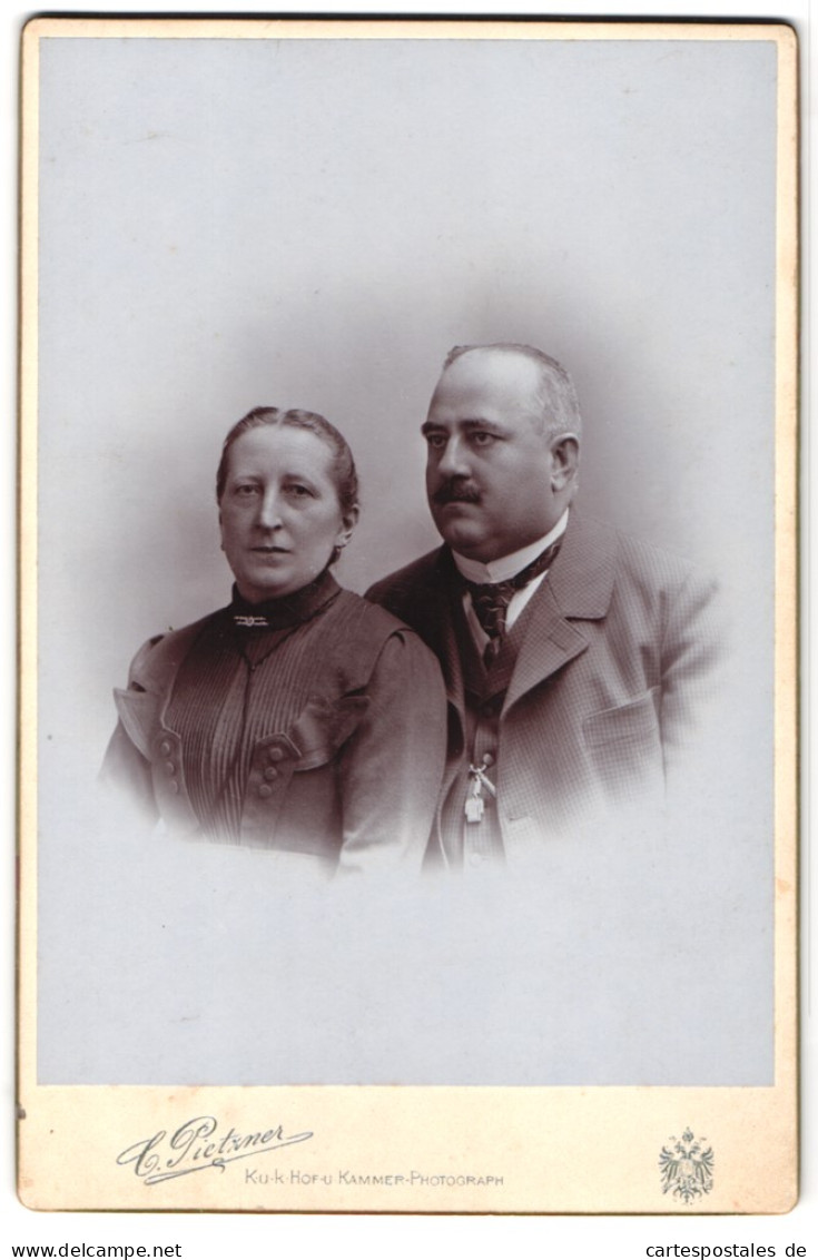 Fotografie C. Pietzner, Wien, Mariahilferstrasse 3, Portrait älteres Paar In Zeitgenössischer Kleidung  - Anonyme Personen