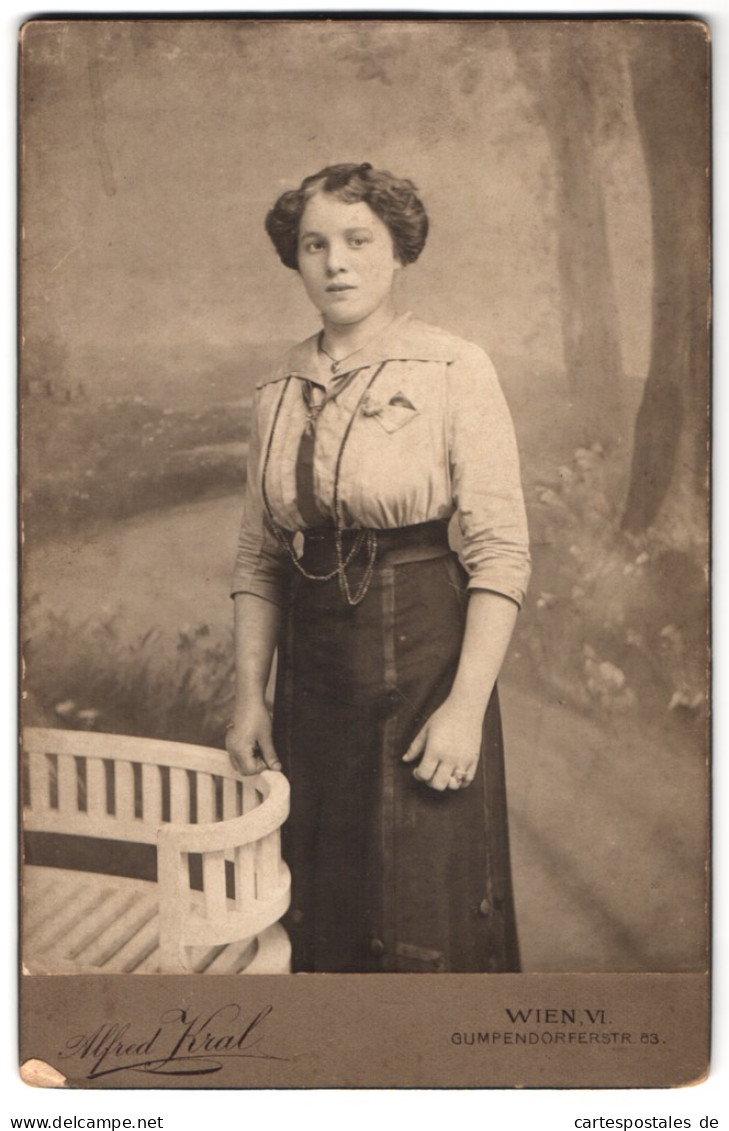 Fotografie Alfred Kral, Wien, Gumpendorferstrasse 83, Portrait Junge Dame In Modischer Kleidung  - Anonyme Personen