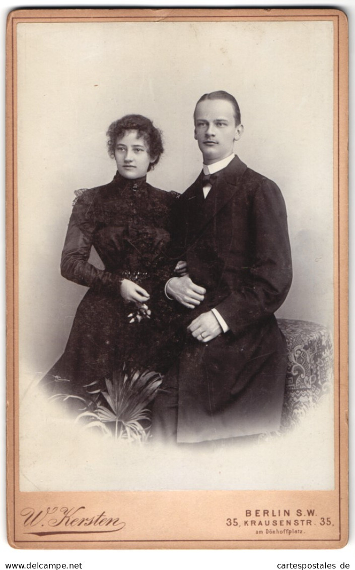 Fotografie W. Kersten, Berlin-SW, Krausen-Strasse 35, Portrait Junges Paar In Eleganter Kleidung  - Anonyme Personen