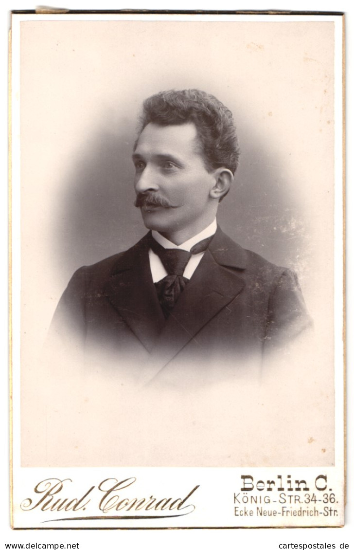 Fotografie Rud. Conrad, Berlin, Königstrasse 34-36, Portrait Eleganter Herr Mit Oberlippenbart  - Anonyme Personen