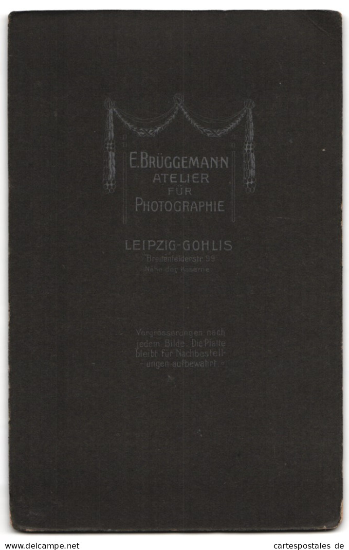 Fotografie E. Brüggemann, Leipzig-Gohlis, Breitenfelderstrasse 99, Portrait Zwei Modisch Gekleideter Mädchen Mit Pup  - Anonyme Personen