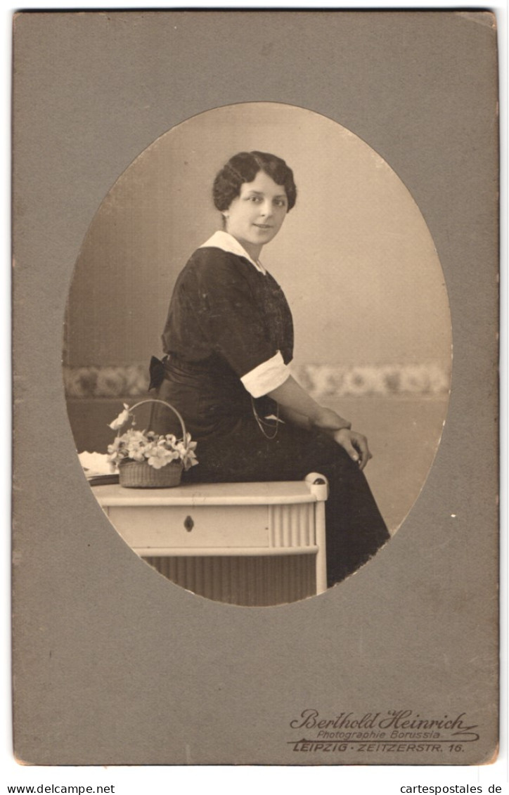 Fotografie Berthold Heinrich, Leipzig, Zeitzerstrasse 16, Portrait Junge Dame In Modischer Kleidung  - Anonyme Personen