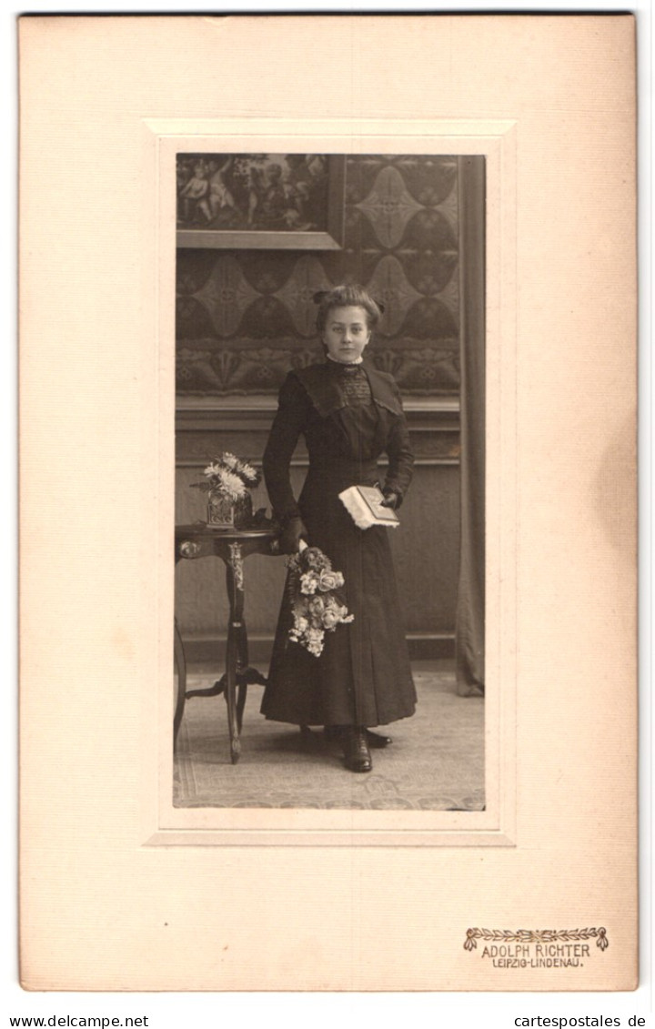 Fotografie Adolph Richter, Leipzig-Lindenau, Merseburger Strasse 61, Portrait Junge Dame Im Kleid Mit Blumenstrauss  - Anonyme Personen