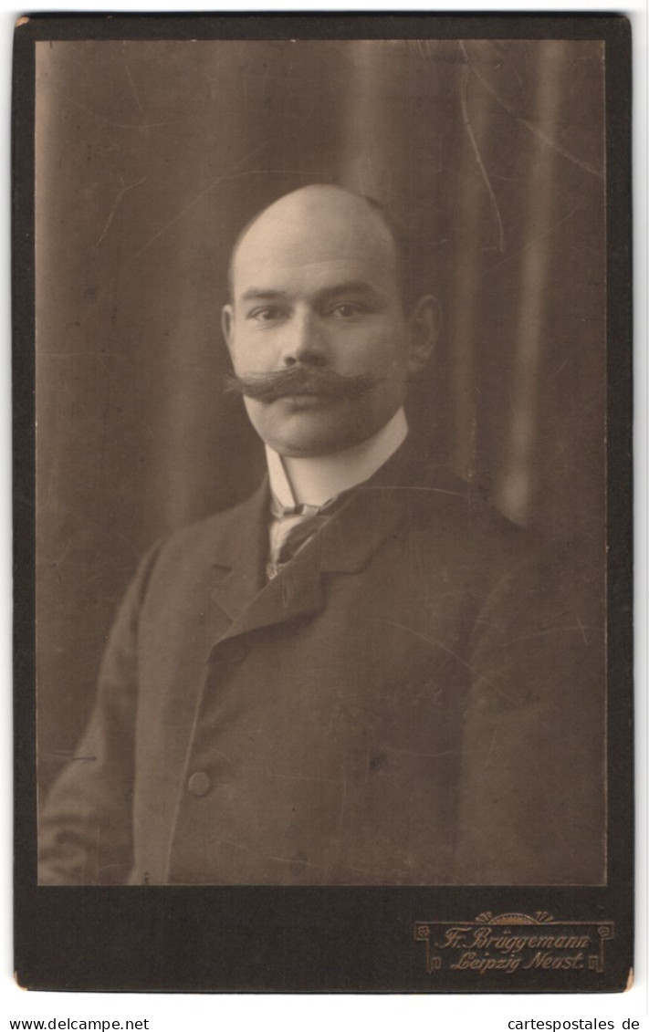 Fotografie Friedr. Brüggemann, Leipzig-Neustadt, Eisenbahnstrasse1, Portrait Modisch Gekleideter Herr Mit Schnauzbart  - Anonyme Personen