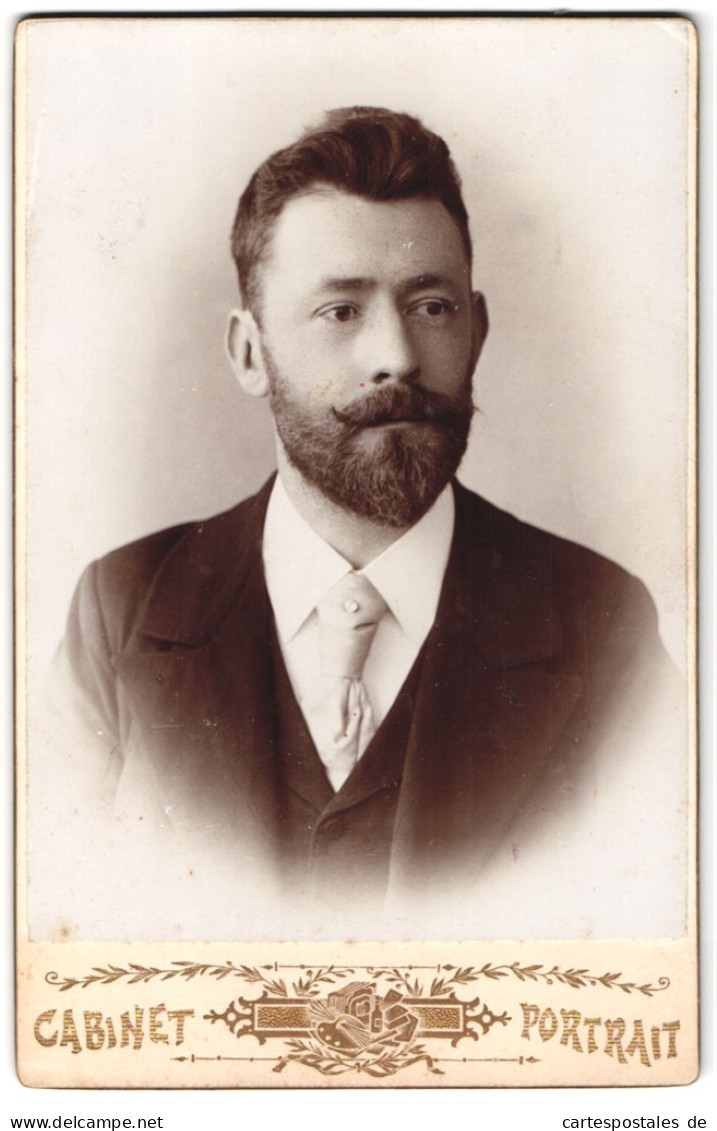 Fotografie Cabinet Portrait, Ort Unbekannt, Portrait Eleganter Herr Mit Vollbart  - Anonyme Personen