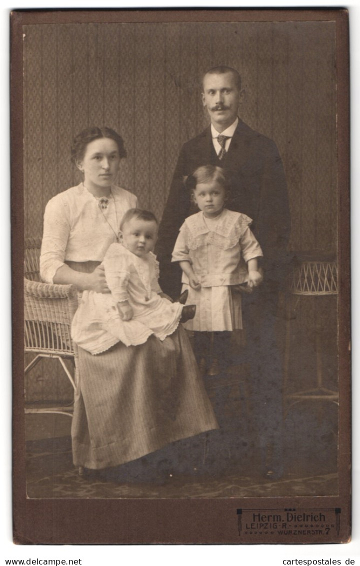 Fotografie Hermann Dietrich, Leipzig, Wurznerstrasse 7, Junge Familie Mit Zwei Kindern  - Anonyme Personen