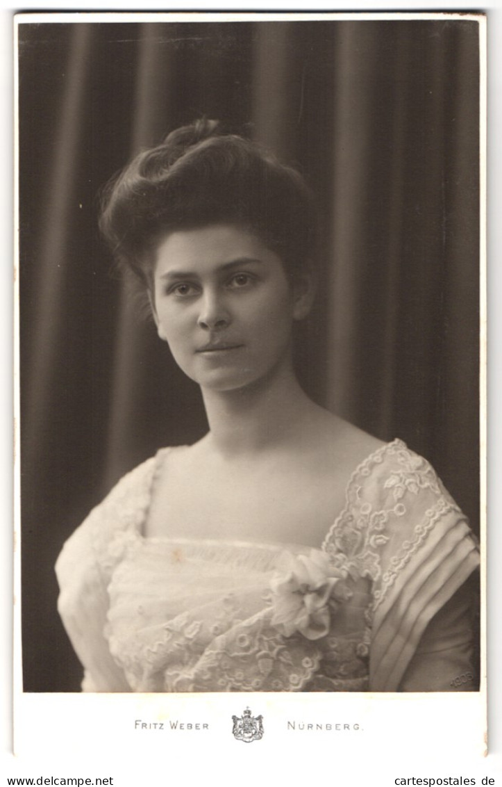 Fotografie Fritz Weber, Nürnberg, Spittlerthorgraben 45, Frau Im Kleid Mit Spitze Und Hochsteckfrisur  - Anonieme Personen