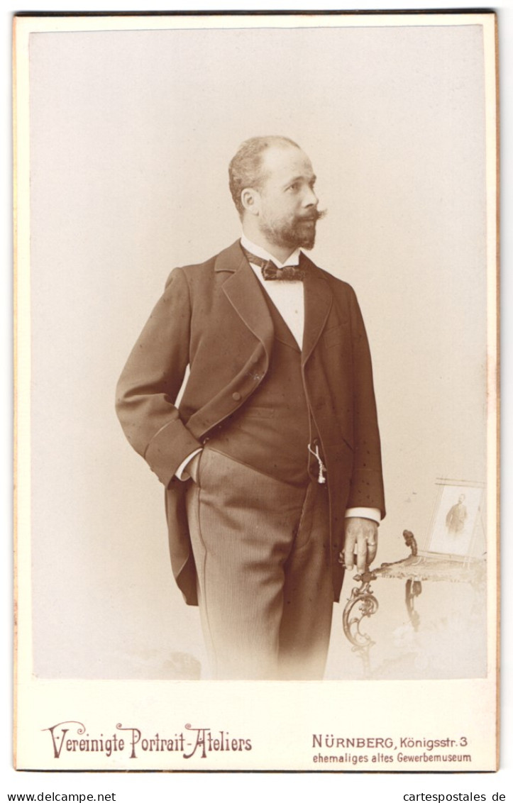 Fotografie Vereinigte Portrait Ateliers, Nürnberg, Königstrasse 3, Herr In Lässiger Pose  - Anonyme Personen