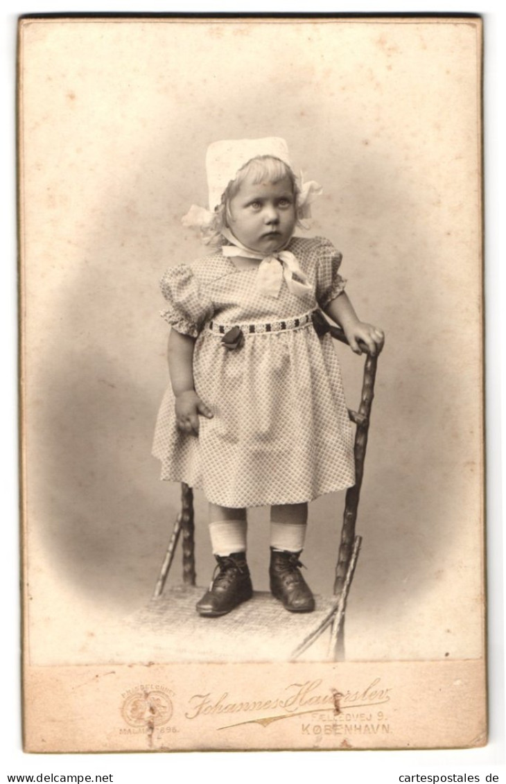 Fotografie Johannes Hauerslev, Kobenhavn, Faelledvej 9, Niedliches Mädchen Mit Weisser Mütze  - Anonyme Personen