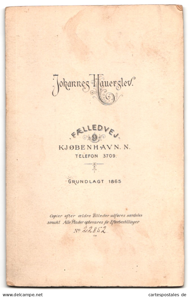 Fotografie Johannes Hauerslev, Kobenhavn, Faelledvej 9, Niedliches Mädchen Mit Weisser Mütze  - Anonieme Personen