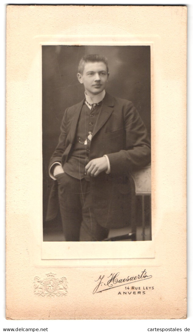 Fotografie J. Haesaerts, Anvers, Rue Leys 14, Lässiger Junge Mit Oberlippenbart  - Anonyme Personen