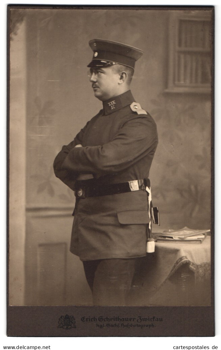 Fotografie Erich Scheithauer, Zwickau I. S., Innere Plauensche Str. 20, Soldat In Uniform Mit Verschränkten Armen  - Anonyme Personen