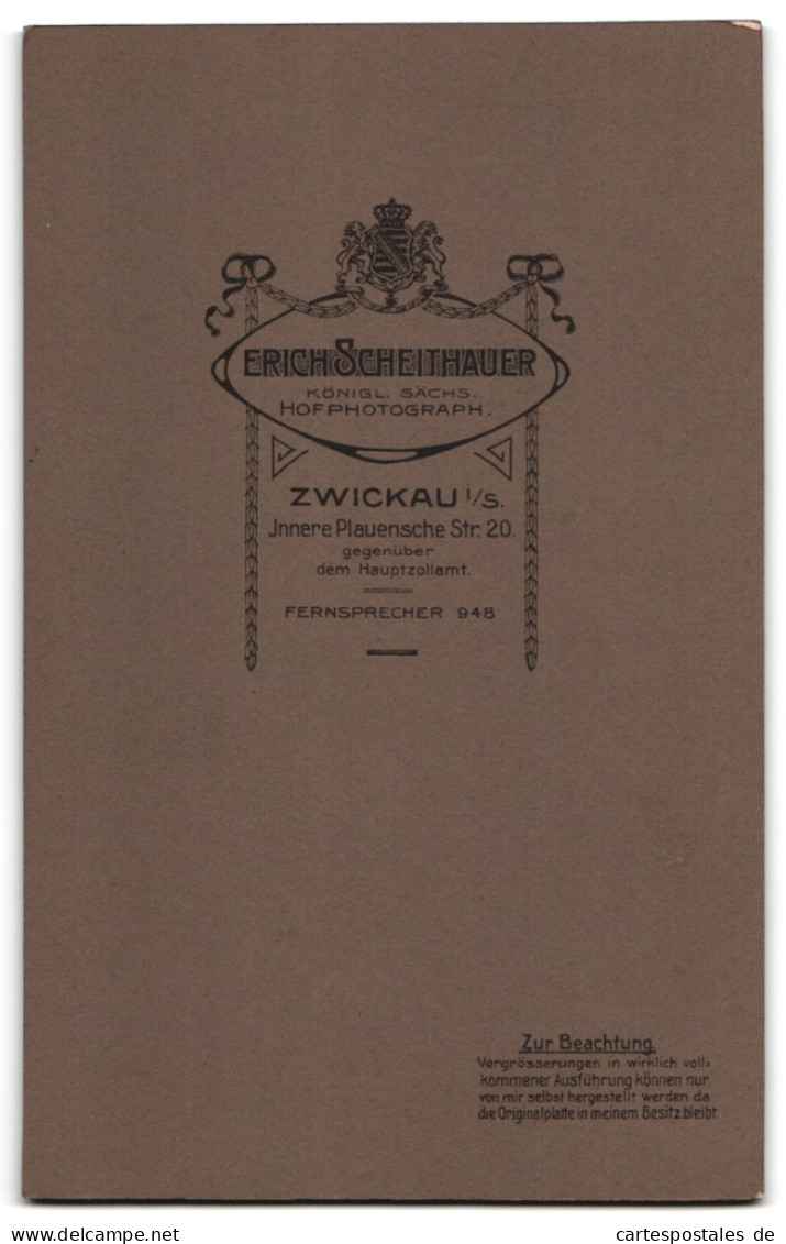 Fotografie Erich Scheithauer, Zwickau I. S., Innere Plauensche Str. 20, Soldat In Uniform Mit Verschränkten Armen  - Anonyme Personen