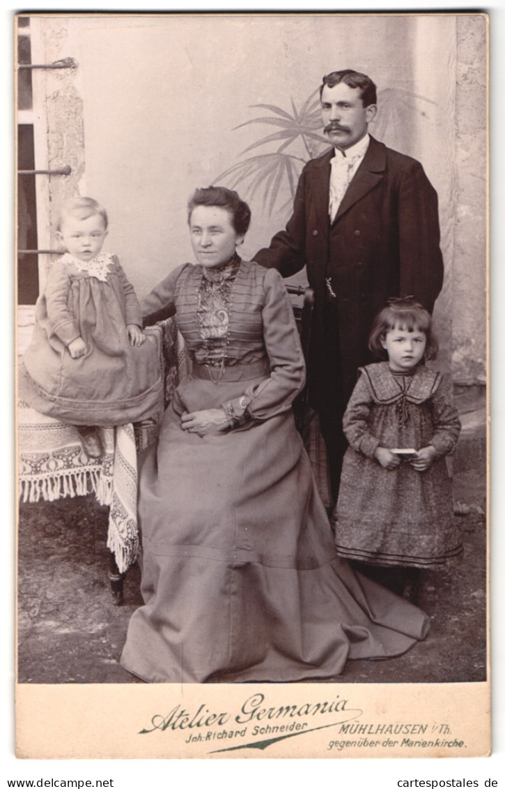 Fotografie Richard Schneider, Mühlhausen, Familie Mit Zwei Kleinen Mädchen  - Anonieme Personen