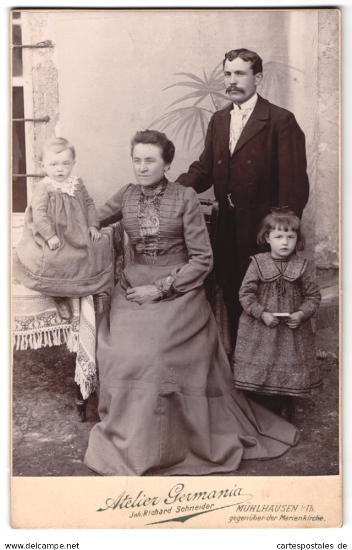 Fotografie Richard Schneider, Mühlhausen, Familie Mit Zwei Kleinen Mädchen  - Anonyme Personen