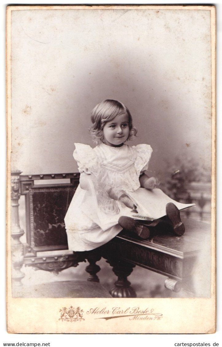 Fotografie Carl Bestel, Minden, Kleines Mädchen Mit Weissem Kleid Sitzt Auf Einem Tisch  - Anonyme Personen