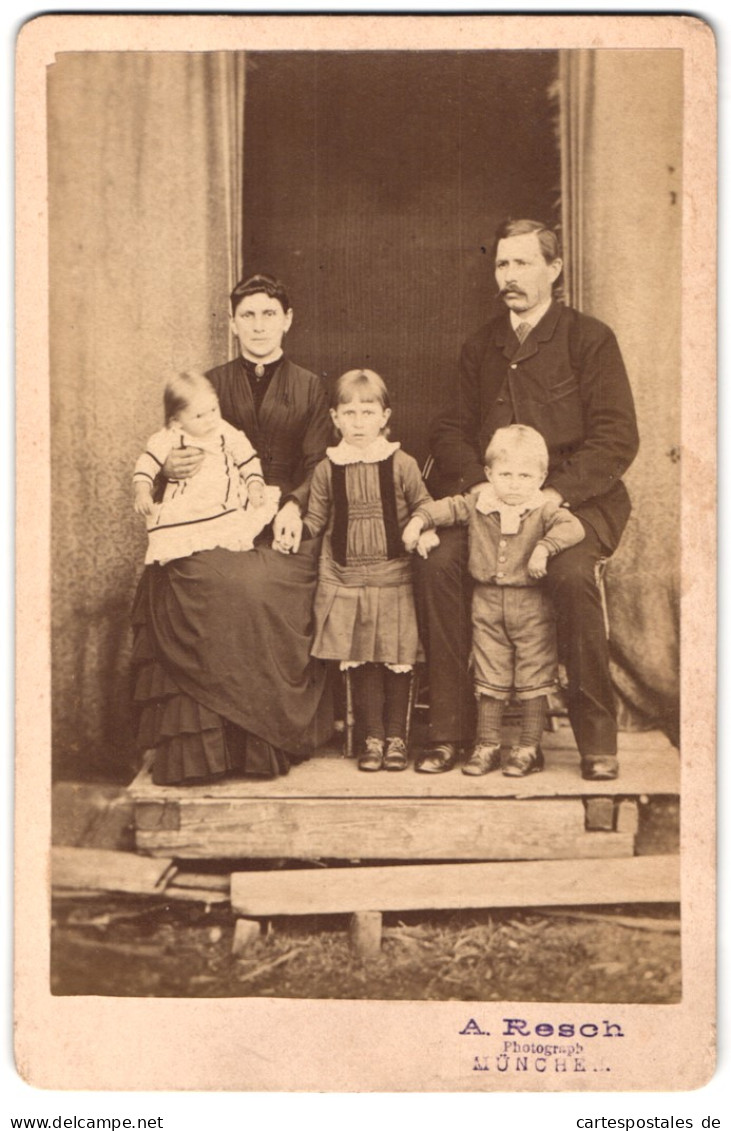 Fotografie A. Resch, München, Sitzende Familie Vor Hauseingang  - Anonieme Personen