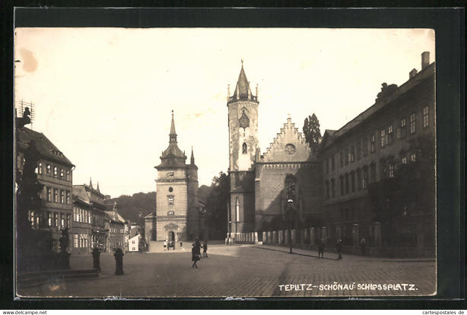 AK Teplitz Schönau / Teplice, Passanten Auf Dem Schlossplatz, Vor Dem Schloss  - Repubblica Ceca