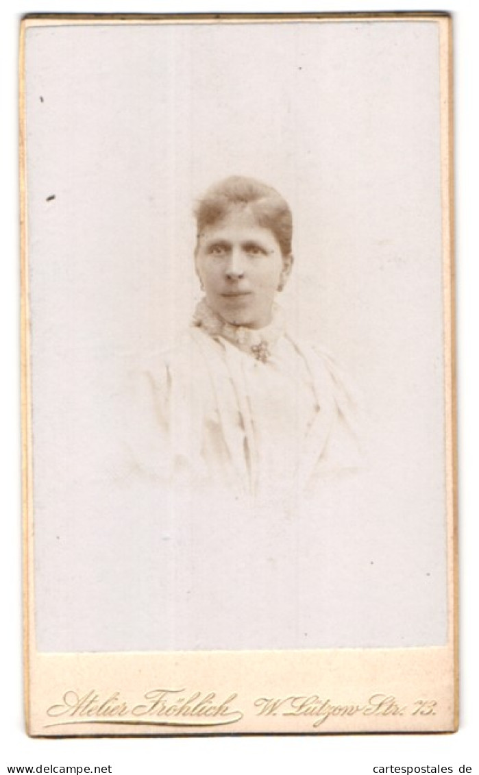 Fotografie Atelier Fröhlich, Berlin, W.-Lützow-Str. 73, Portrait Einer Elegant Gekleideten Frau  - Anonyme Personen