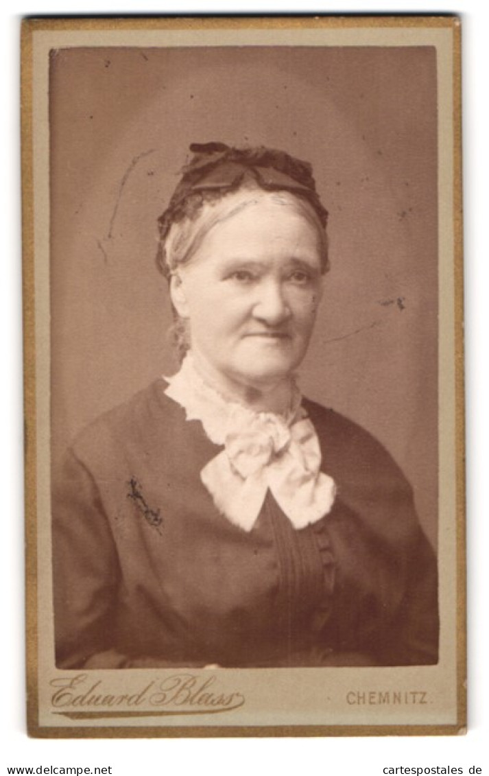 Fotografie Eduard Blass, Chemnitz, Johannisplatz 9, Portrait Betagte Hübsche Frau Mit Schleifen Im Haar  - Anonyme Personen