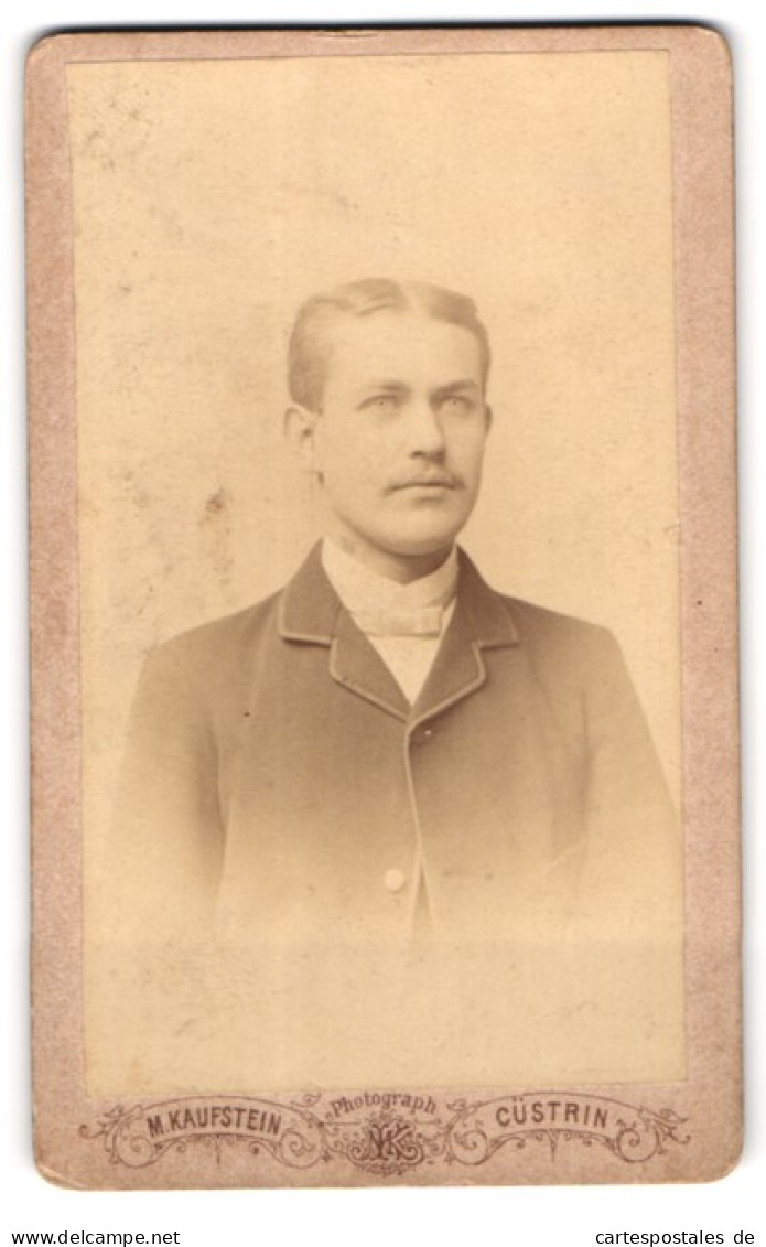 Fotografie M. Kaufstein, Cüstrin, Webergasse 178, Portrait Blonder Junger Mann Mit Fliege Im Jackett  - Anonyme Personen