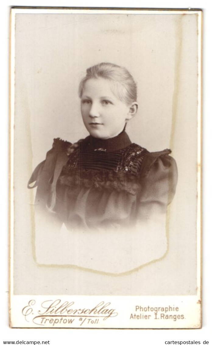 Fotografie E. Silberschlag, Treptow A. Toll., Portrait Blonde Junge Schönheit In Gerüschter Bluse  - Anonyme Personen