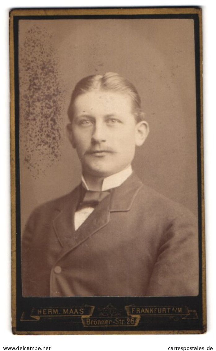 Fotografie Herm. Maas, Frankfurt / Main, Brönnerstr. 26, Portrait Junger Charmanter Mann In Fliege Und Jackett  - Anonyme Personen