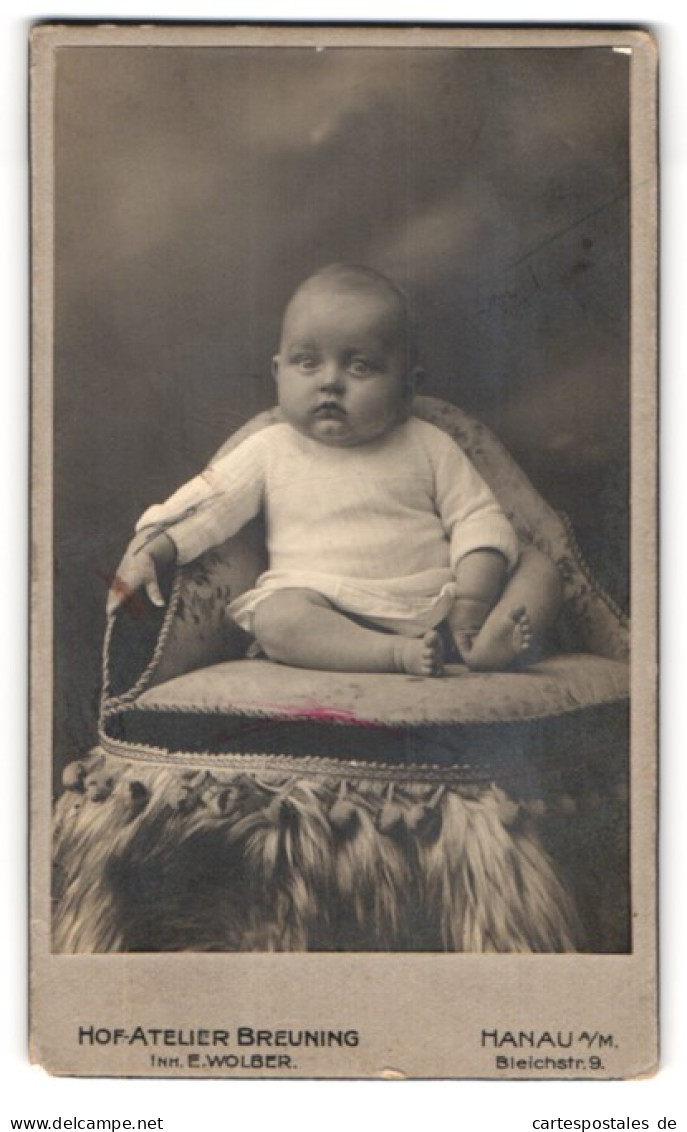 Fotografie Atelier Breuning, Hanau A. M., Bleichstr. 9, Portrait Süsses Baby Im Weissen Hemdchen  - Anonyme Personen