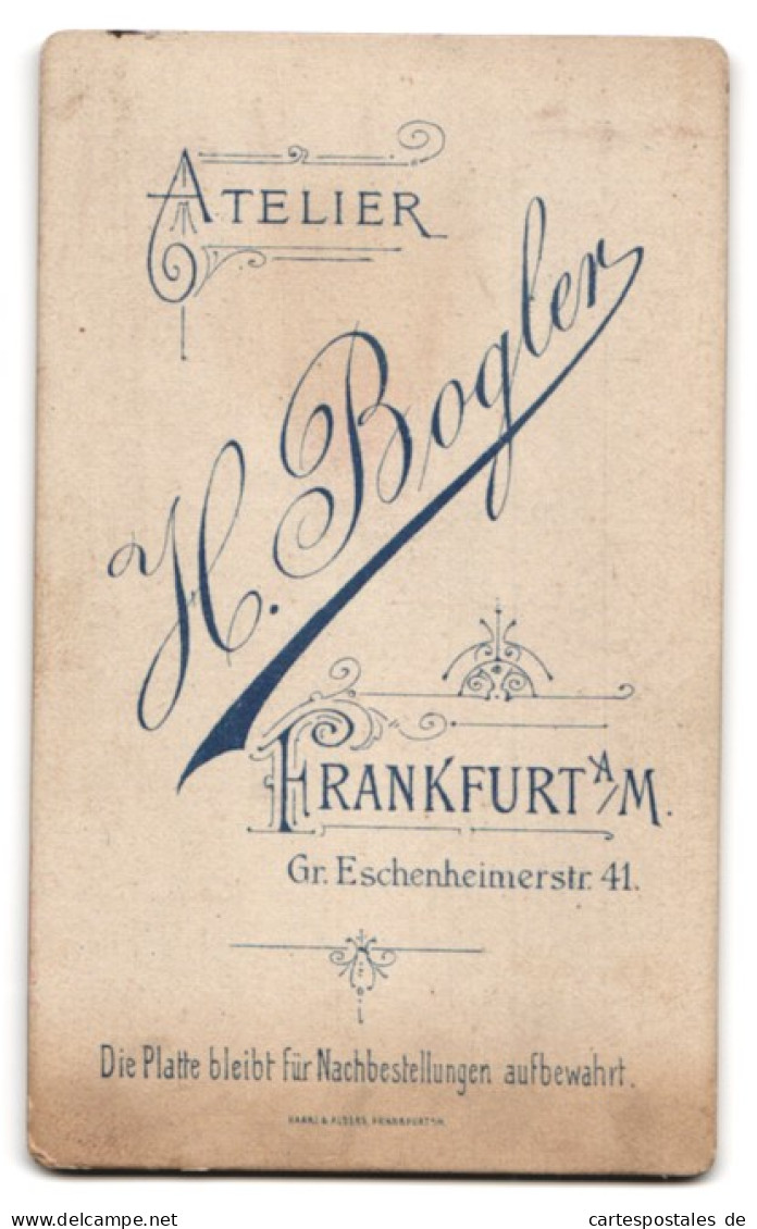 Fotografie H. Bogler, Frankfurt / Main, Gr. Eschenheimerstr. 41, Portrait Süsses Baby Auf Einem Fell Sitzend  - Anonyme Personen