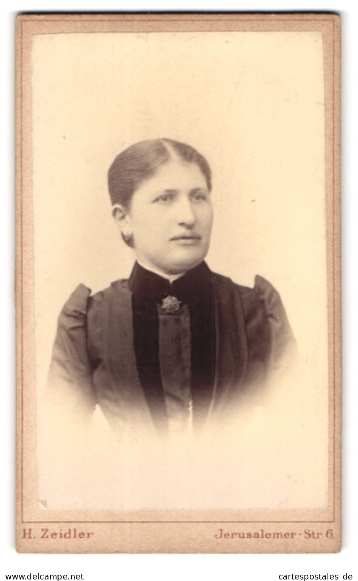 Fotografie H. Zeidler, Berlin, Jerusalemerstr. 6, Portrait Einer Elegant Gekleideten Frau  - Anonyme Personen