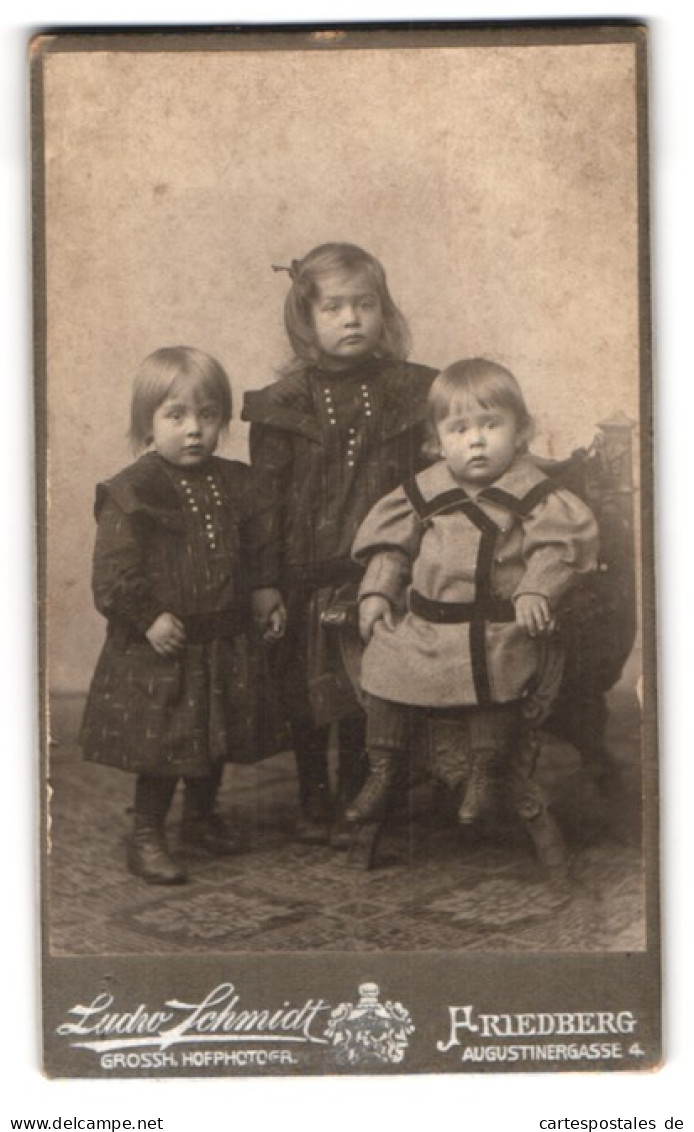Fotografie Ludw. Schmidt, Friedberg, Augustinergasse 4, Portrait Drei Niedliche Mädchen In Hübscher Kleidung  - Anonyme Personen