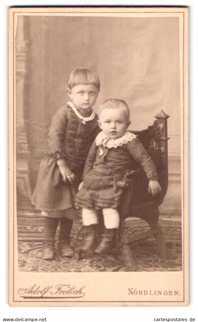Fotografie Adolf Frölich, Nördlingen, Äussere Einfahrt D. 127, Portrait Niedliches Kinderpaar In Hübscher Kleidung  - Anonyme Personen