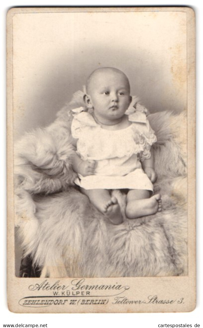 Fotografie Atelier Germania, Berlin-Zehlendorf, Teltowerstr. 3, Portrait Niedliches Baby Im Weissen Kleidchen  - Personnes Anonymes