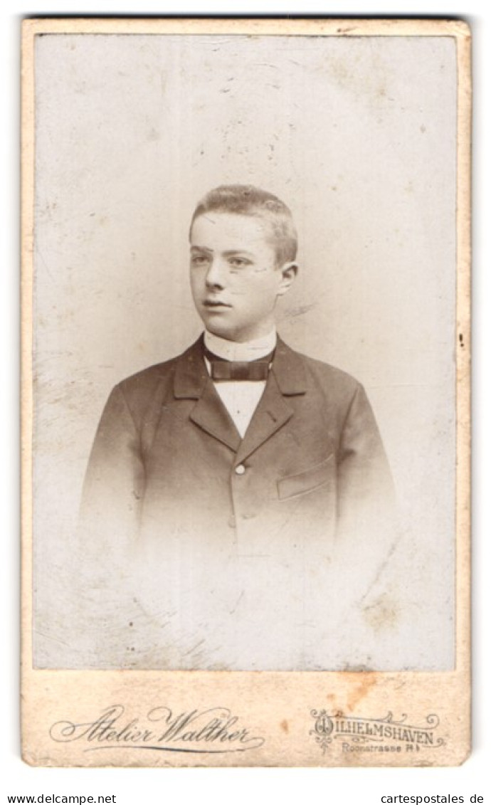 Fotografie Atelier Walther, Wilhelmshaven, Roonstr. 74b, Portrait Blonder Jugendlicher Mit Fliege Im Jackett  - Personnes Anonymes