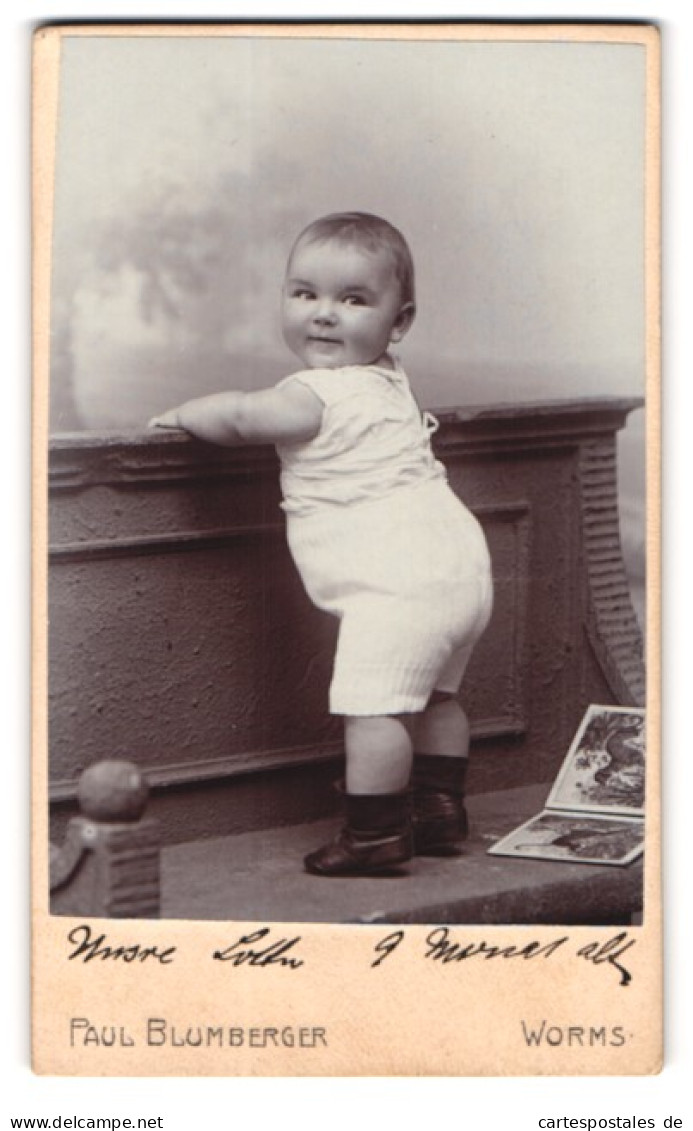 Fotografie Paul Blumberger, Worms, Kaiser-Wilhelm-Str. 7, Portrait Süsses Baby In Weisser Kleidung  - Personnes Anonymes