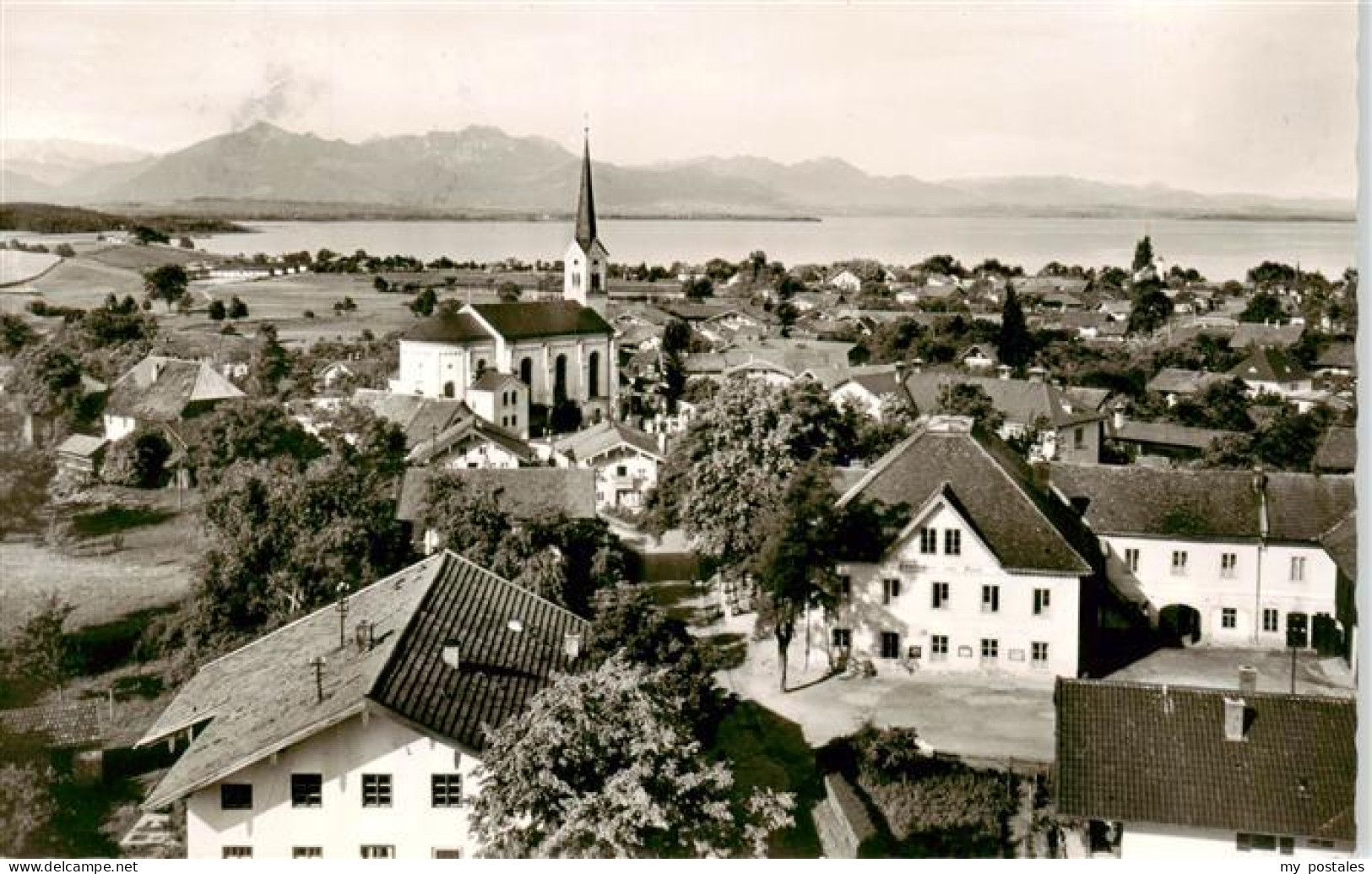 73900293 Chieming Chiemsee Stadtpanorama Mit Blick Gegen Hochplatte Und Kampenwa - Autres & Non Classés