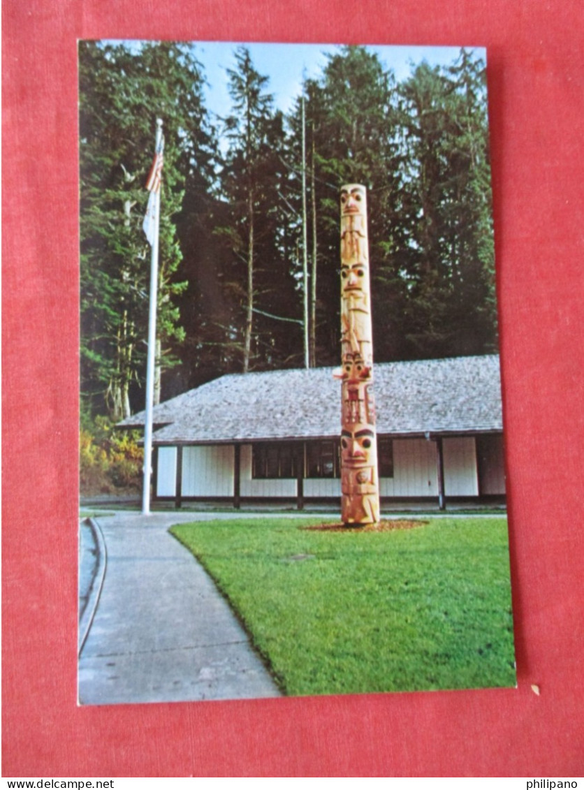 Bicentennial Totem Pole  North West Coast  Ref 6395 - Other & Unclassified