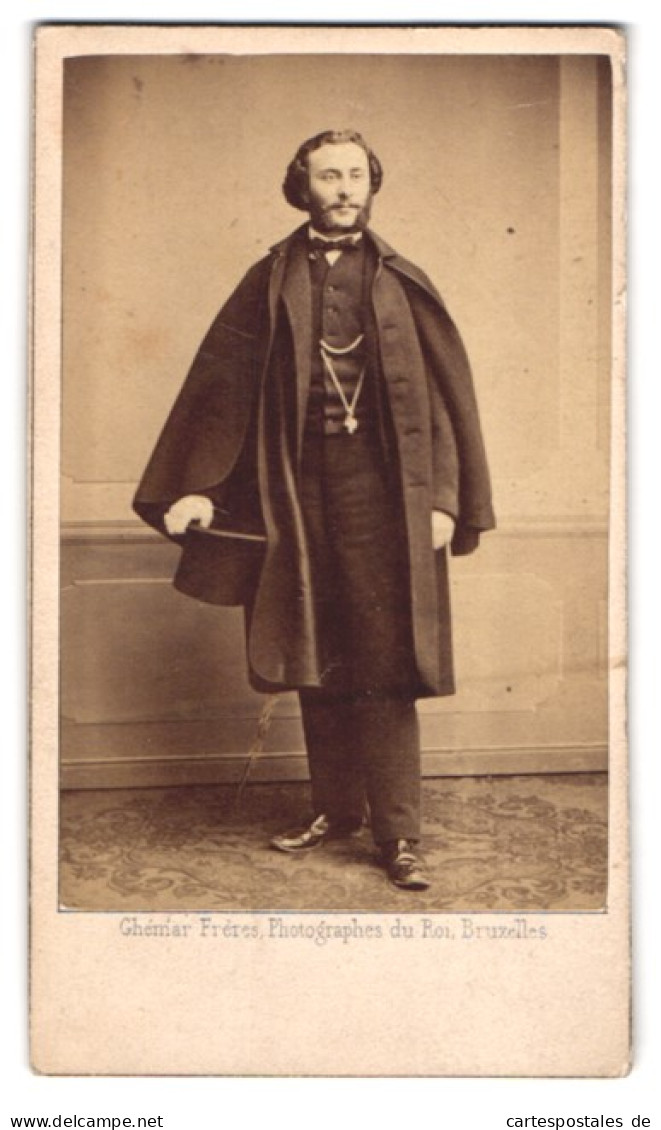 Fotografie Ghemar Freres, Bruxelles, Portrait Adrett Gekleideter Herr Im Anzug Mit Mantel Und Zylinder, 1863  - Anonymous Persons