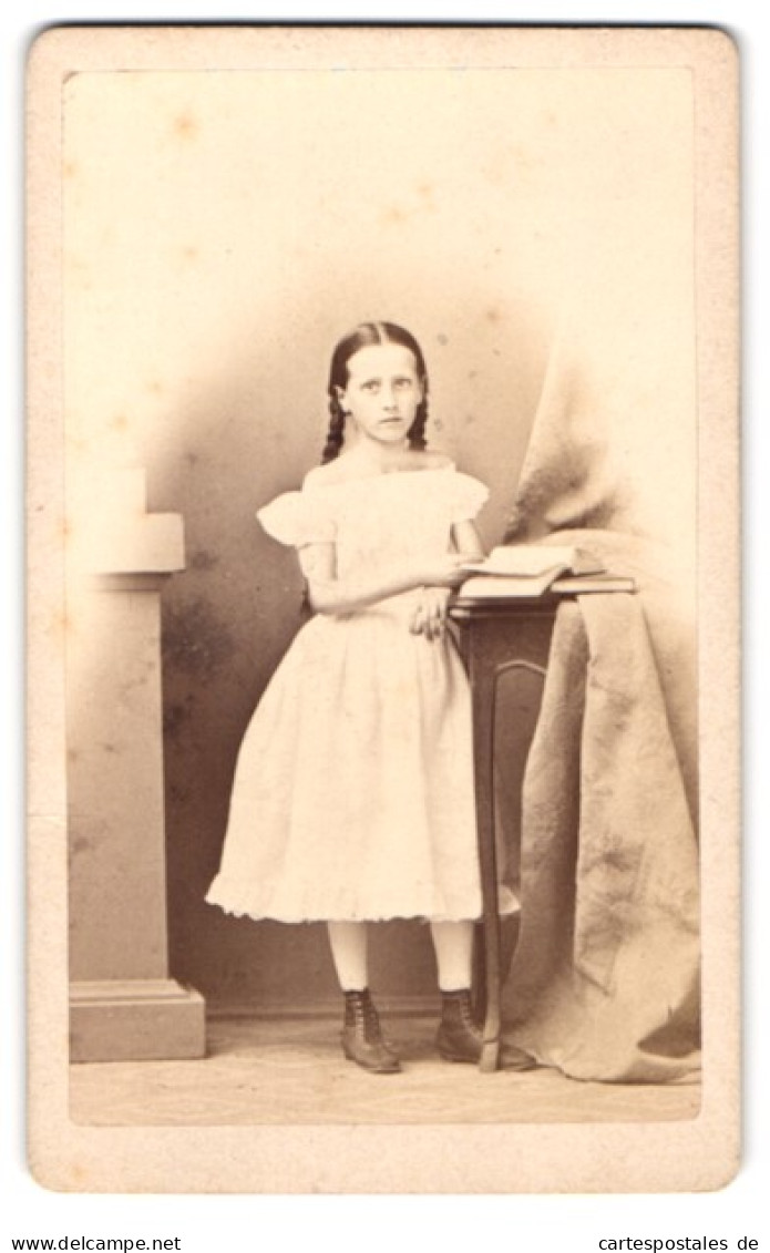 Fotografie F. Maesser, Wernigerode, Hübsches Junges Mädchen Mit Geflochtenen Zöpfen Im Weissen Kleid  - Anonymous Persons
