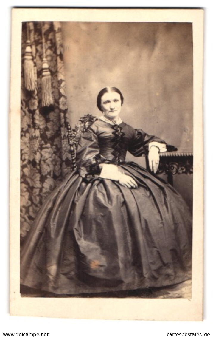 Fotografie F. Baechler, Weissenfels, Portrait ältere Dame Im Reifrock Kleid Sitzend Im Atelier  - Personnes Anonymes