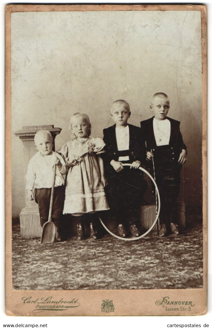 Fotografie Carl Lambrecht, Hannover, Luisen-Str. 3, Vier Kleine Kinder Posieren Der Grösse Nach Im Atelier, Knaben  - Anonyme Personen