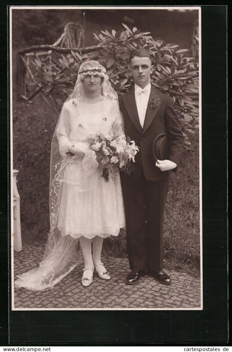 Foto-AK Brautpaar Am Tag Seiner Hochzeit Im Park  - Noces