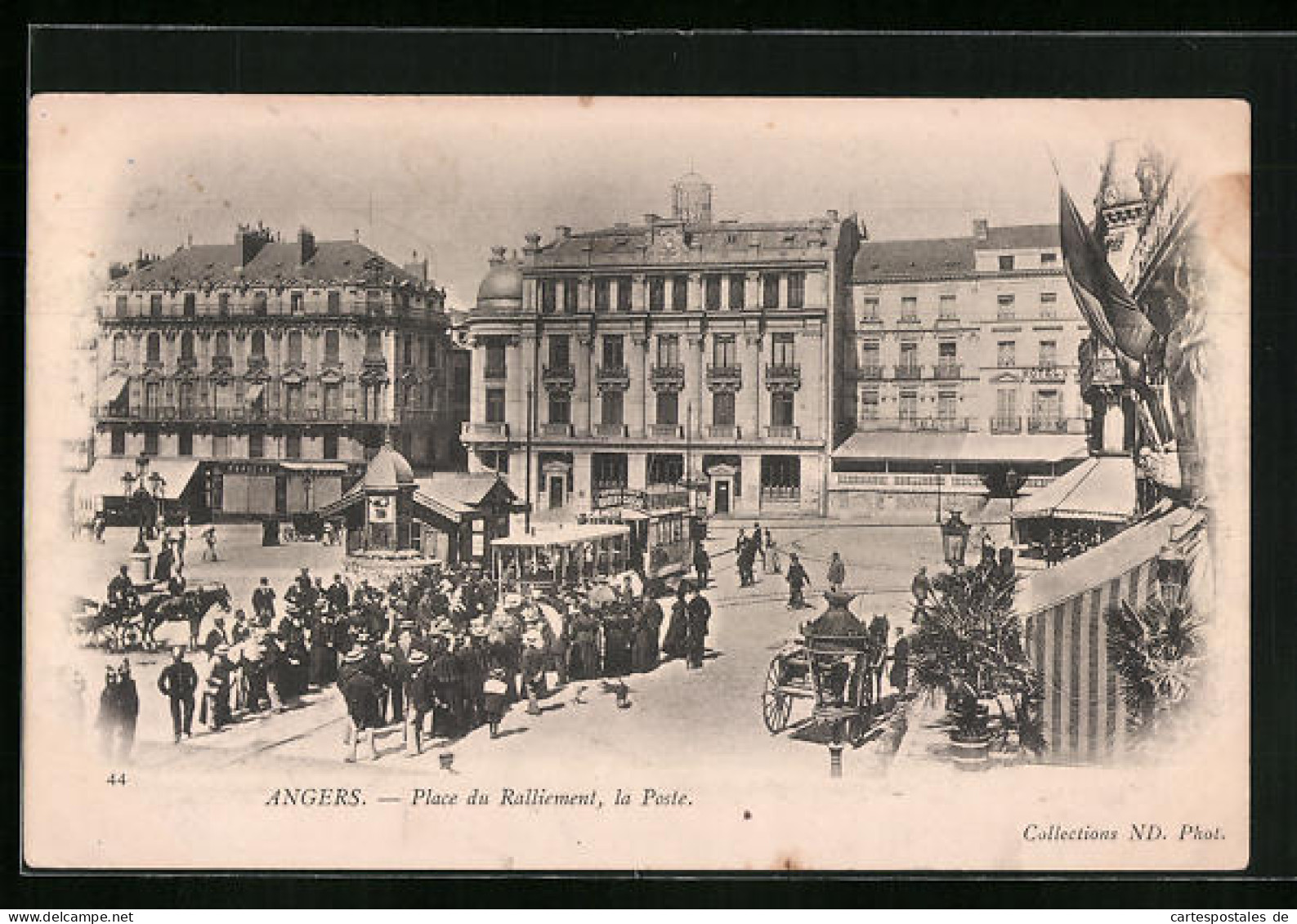 AK Angers, Place Du Ralliement, La Poste, Strassenbahn  - Strassenbahnen