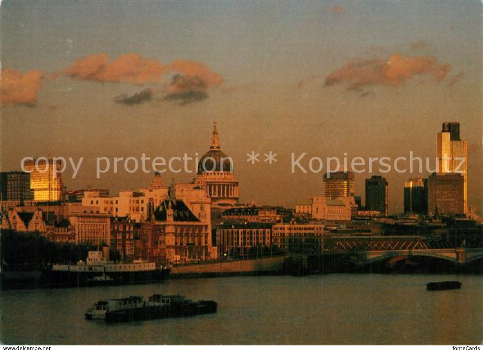73607433 London At Eventide City St. Paul's Cathedral From Waterloo Bridge - Sonstige & Ohne Zuordnung