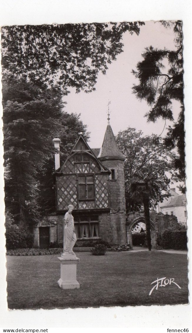 86 - CHATELLERAULT - Vieille Maison Du XVIe Siècle Dans Le Jardin Du Centre - 1953 (K179) - Chatellerault