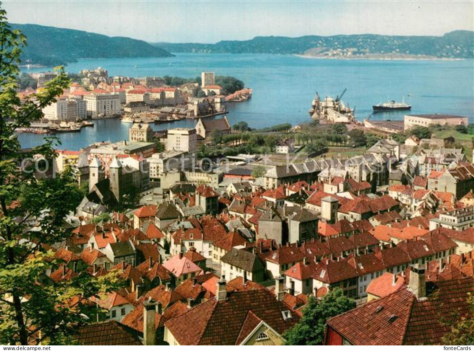 73603882 Bergen Norwegen Panorama With The Express Coastal Line In Harbour Berge - Norvège