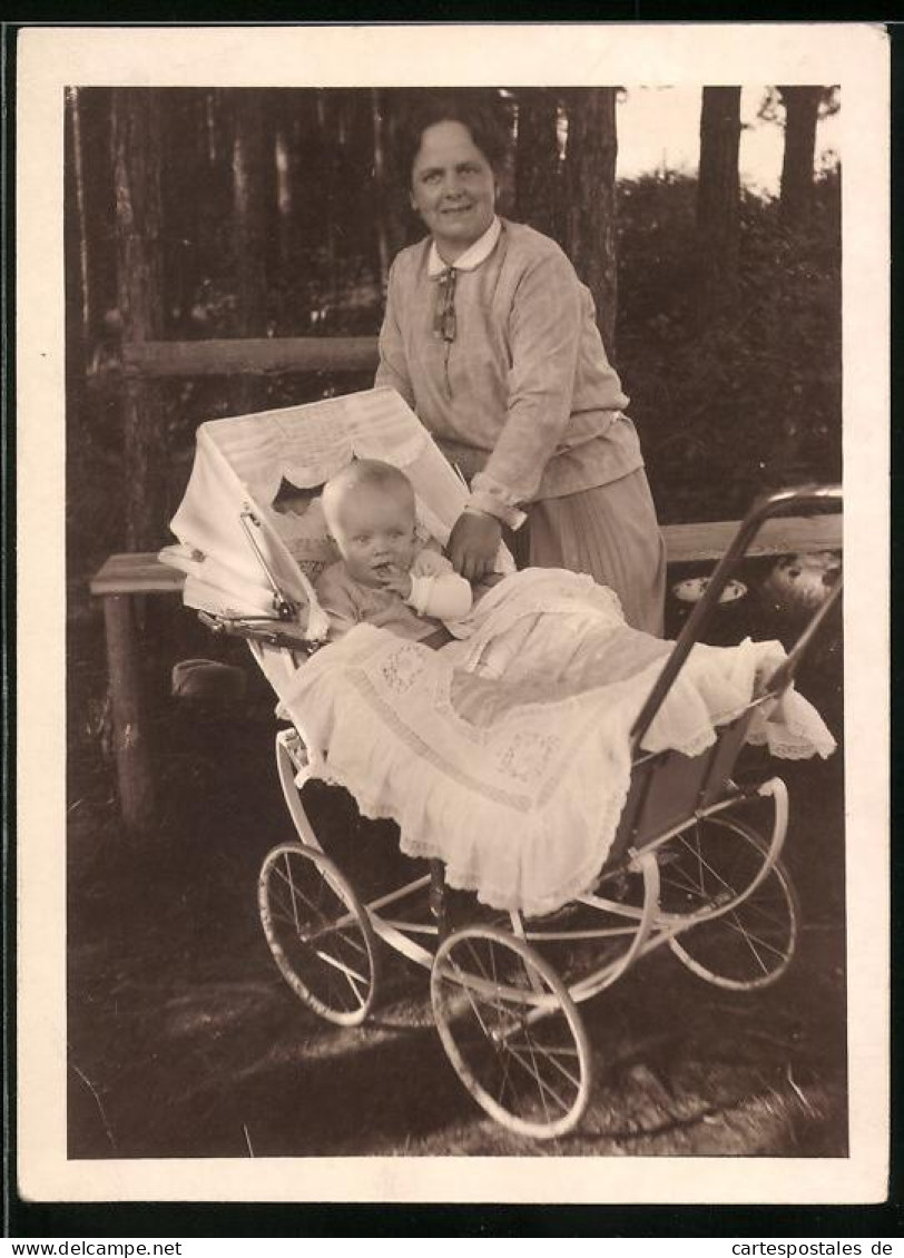 Fotografie Mutterglück, Betagte Mutter Mit Baby Im Kinderwagen  - Autres & Non Classés