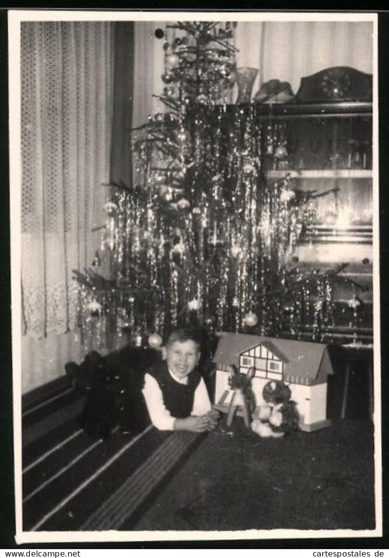 Fotografie Weihnachten, Lachender Knabe Mit Spielzeug Unterm Weihnachtsbaum  - Sonstige & Ohne Zuordnung