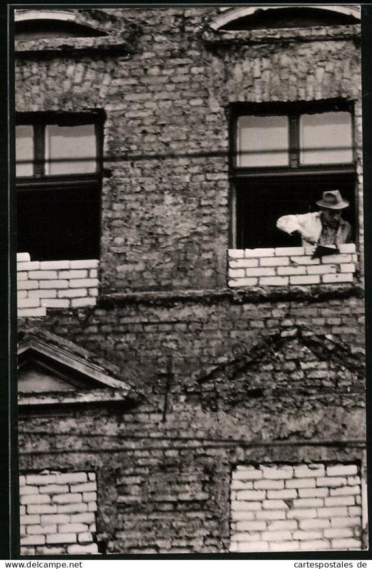 Fotografie Unbekannter Fotograf, Ansicht Berlin, Bernauer Strasse, Fenster Im Grenzhaus Werden Zu Gemauert  - War, Military