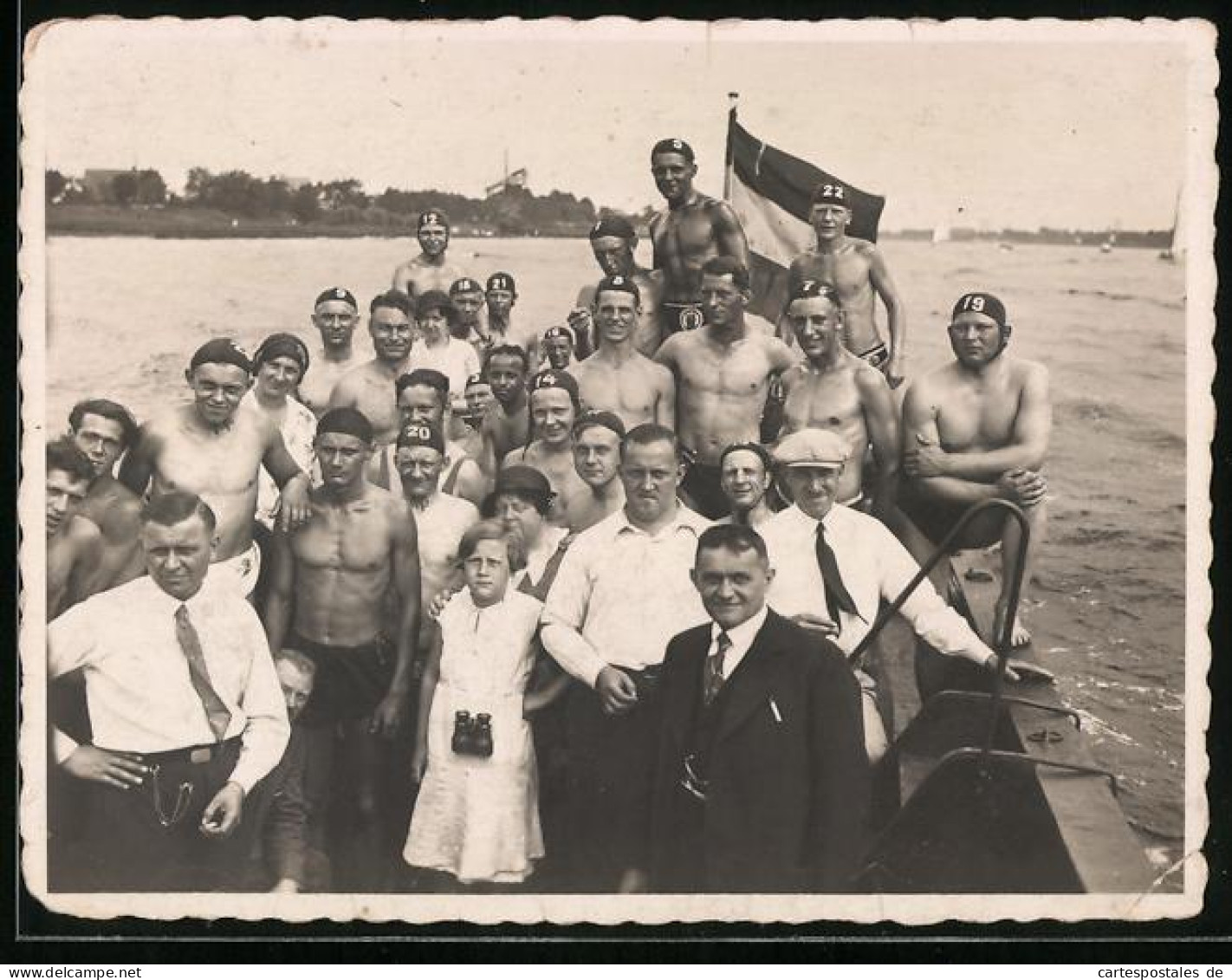 Fotografie Freiwasser-Schwimmer In Badehosen Und Schwimmkappen Auf Einem Boot 1933  - Sports